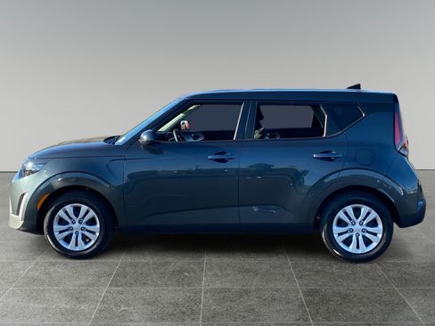 Used 2025 Kia Soul LX FWD image 2
