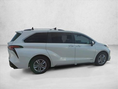 Certified 2021 Toyota Sienna Limited FWD image 4