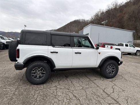 New 2025 Ford Bronco Badlands image 3