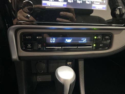 Used 2017 Toyota Corolla LE w/ Carpet Mat Package (TMS) FWD image 26