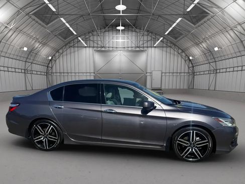 Used 2017 Honda Accord Touring image 3