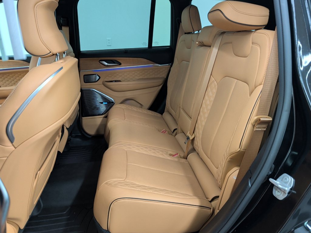 Used 2023 Jeep Grand Cherokee Summit AWD/4WD image 37