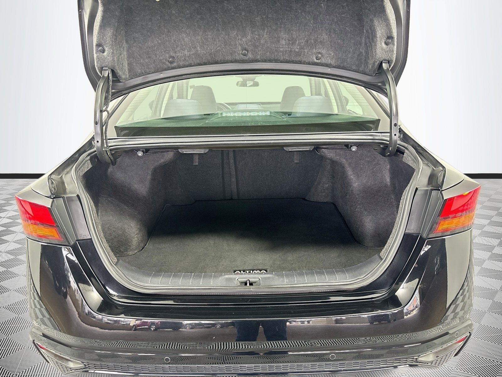 Used 2023 Nissan Altima 2.5 SV FWD image 23