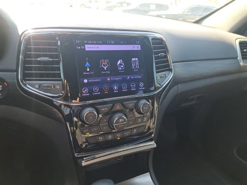 Used 2021 Jeep Grand Cherokee Laredo X image 23