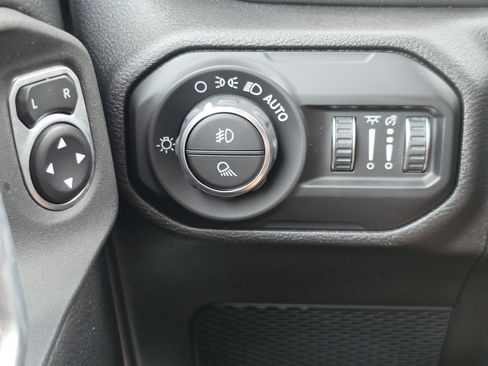 Used 2021 Jeep Gladiator Overland AWD/4WD image 12