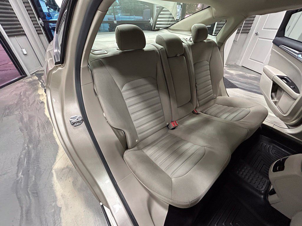 Used 2017 Ford Fusion SE FWD image 5