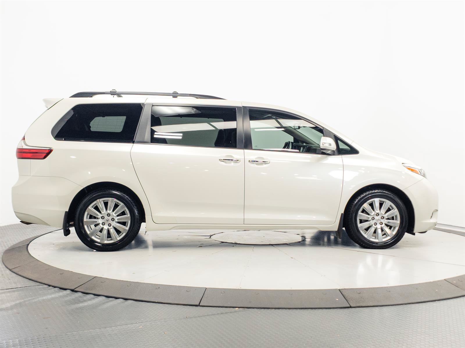 Used 2017 Toyota Sienna Limited Premium w/ Advanced Technology Package FWD image 16