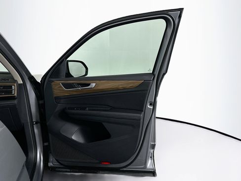 Used 2025 Volkswagen Atlas SE image 33