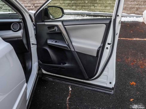 Used 2018 Toyota RAV4 XLE image 14