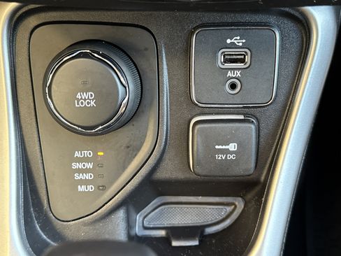 Used 2018 Jeep Compass Latitude w/ Popular Equipment Group AWD/4WD image 14