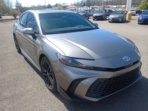 Used 2025 Toyota Camry SE w/ Convenience Package FWD image 3