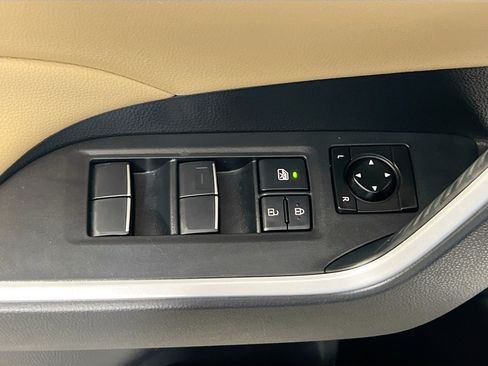 Used 2019 Toyota RAV4 XLE Premium FWD image 16