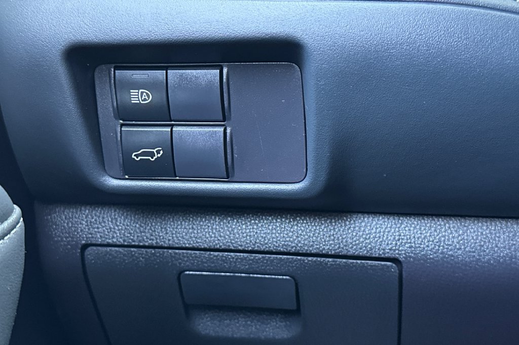 Used 2023 Toyota Highlander LE AWD/4WD image 32