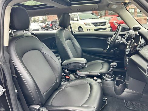 Used 2017 MINI Cooper 2-Door Hardtop image 32