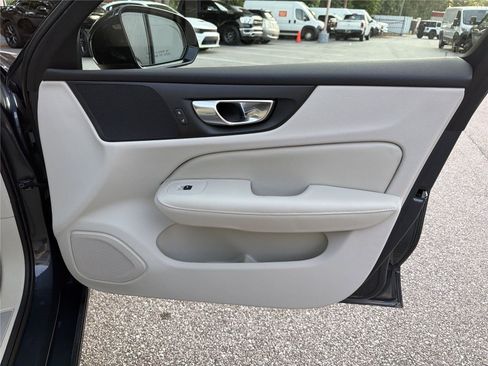 Used 2023 Volvo S60 B5 Core FWD image 13