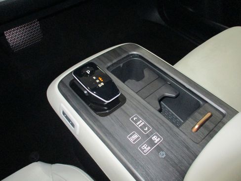 Used 2023 Nissan Ariya AWD image 28