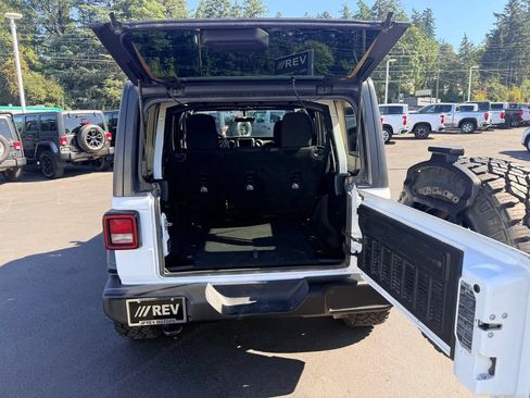 Used 2018 Jeep Wrangler Unlimited Sport w/ Technology Group AWD/4WD image 32
