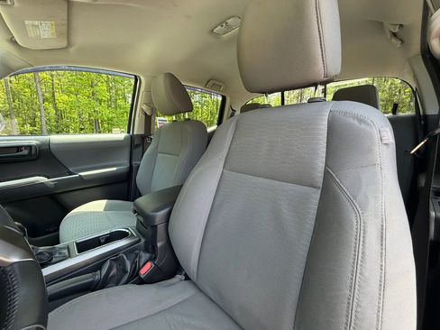 Used 2017 Toyota Tacoma SR5 w/ Tow Package RWD image 8