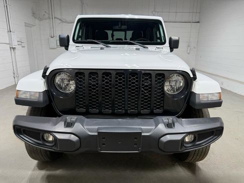Used 2022 Jeep Gladiator Sport image 2