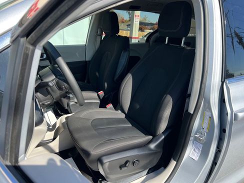 Used 2023 Chrysler Voyager LX image 14
