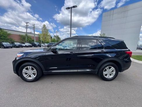 Used 2023 Ford Explorer XLT w/ Equipment Group 202A AWD/4WD image 8