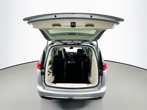 Used 2021 Chrysler Pacifica Touring w/ Cold Weather Group image 27