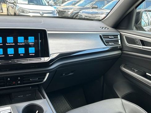 Certified 2025 Volkswagen Atlas Cross Sport SE image 24