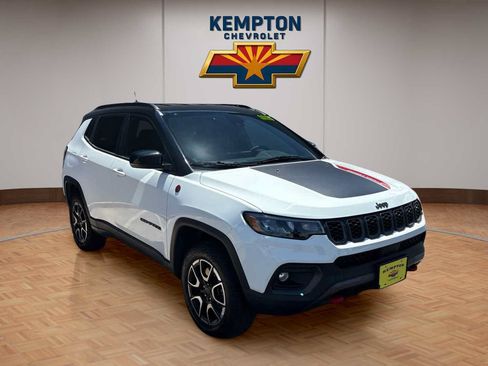 Used 2025 Jeep Compass Trailhawk AWD/4WD image 8