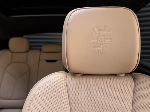 Certified 2025 Porsche Macan AWD/4WD image 15