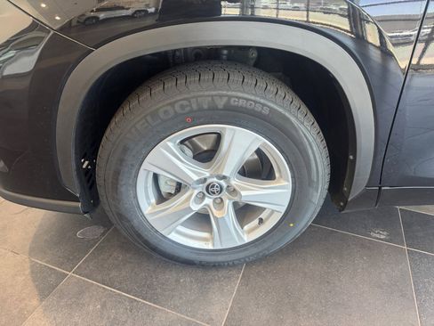 Used 2025 Toyota Highlander LE FWD image 26