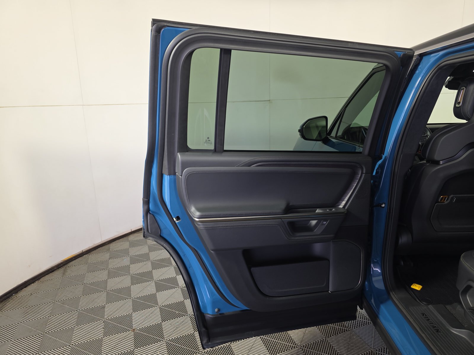 Used 2025 Rivian R1S Adventure Dual AWD/4WD image 17