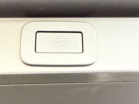 New 2026 Land Rover Range Rover Long Wheelbase SE AWD/4WD image 13