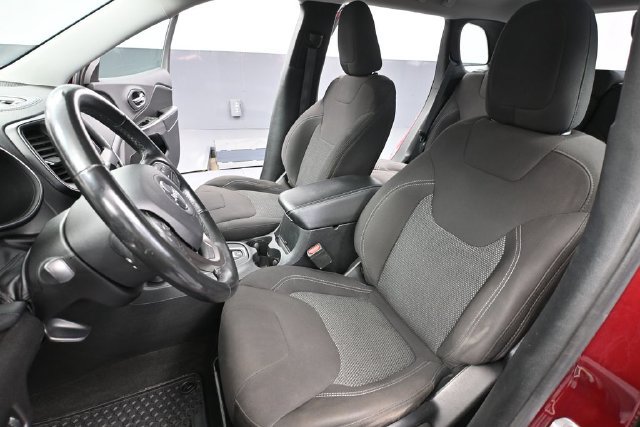 Used 2019 Jeep Cherokee Sport w/ Cold Weather Group AWD/4WD image 18