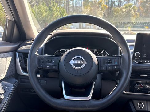 Used 2023 Nissan Rogue SV image 9