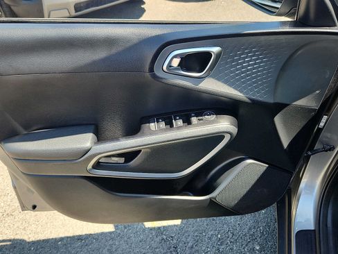 Used 2023 Kia Soul LX w/ LX Technology Package FWD image 12