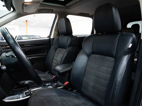 Used 2019 Mitsubishi Outlander SE image 17