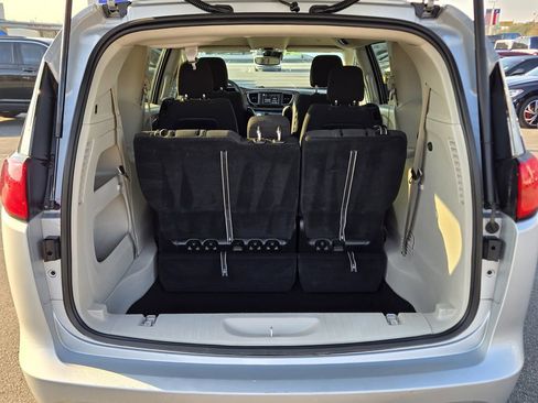 Used 2024 Chrysler Voyager LX image 10