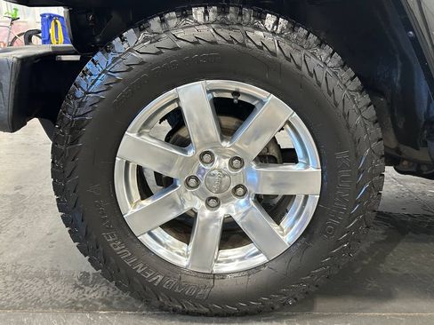 Used 2016 Jeep Wrangler Unlimited Sahara w/ Connectivity Group AWD/4WD image 10