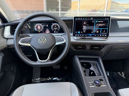 Used 2025 Volkswagen Tiguan SE w/ Panoramic Sunroof Package AWD/4WD image 16