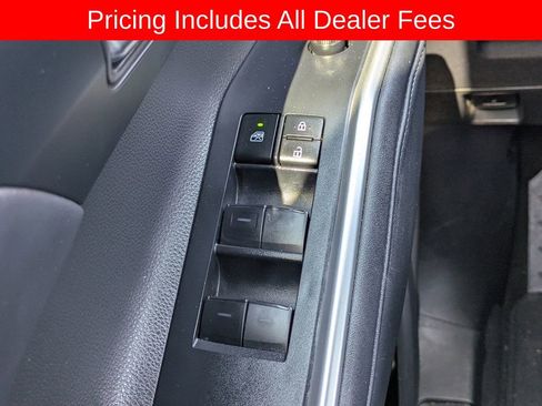 Used 2023 Toyota Highlander XLE FWD image 27