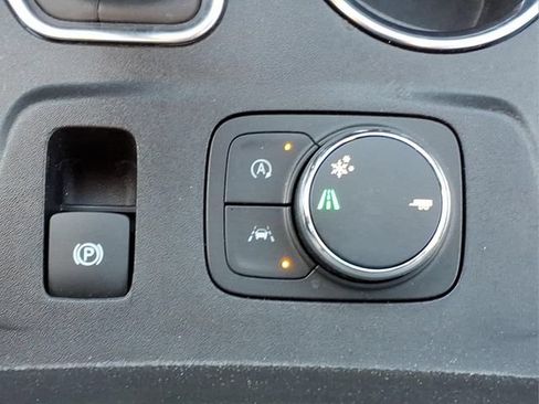 Used 2023 Chevrolet Traverse LT FWD image 23