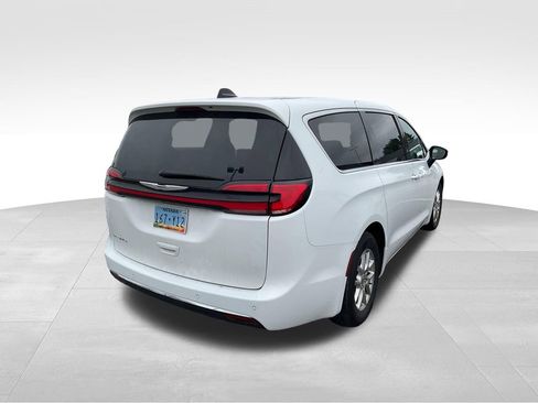 Used 2023 Chrysler Pacifica Touring-L image 9