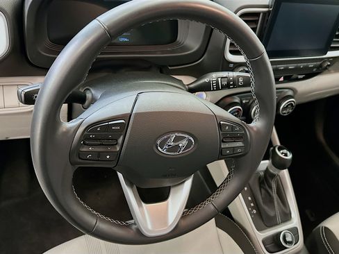 Used 2025 Hyundai Venue SEL image 18