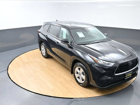 Used 2024 Toyota Highlander LE AWD/4WD image 2