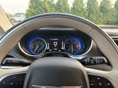 Used 2018 Chrysler Pacifica Limited FWD image 12