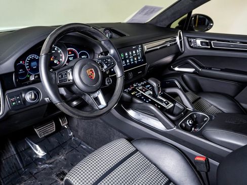 Used 2022 Porsche Cayenne Turbo image 19
