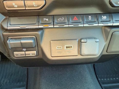 Used 2022 Chevrolet Silverado 2500 LT w/ Convenience Package image 32