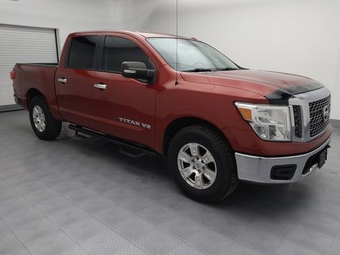 Used 2018 Nissan Titan SV image 11
