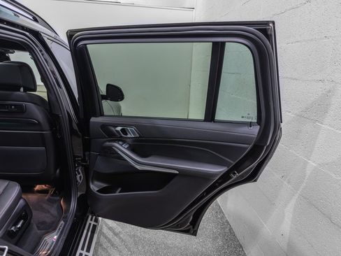 Used 2022 BMW X7 xDrive40i w/ M Sport Package AWD/4WD image 25