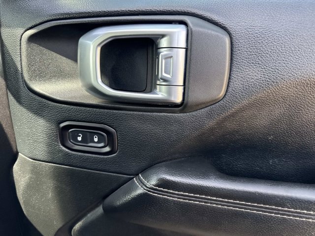 Used 2018 Jeep Wrangler Unlimited Sahara AWD/4WD image 14